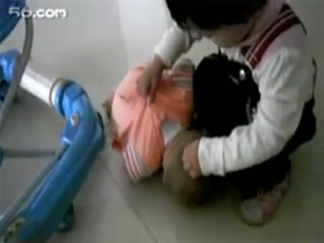 狂虐嬰兒視頻引發(fā)社會(huì)憤怒，道德和法律界限不可逾越