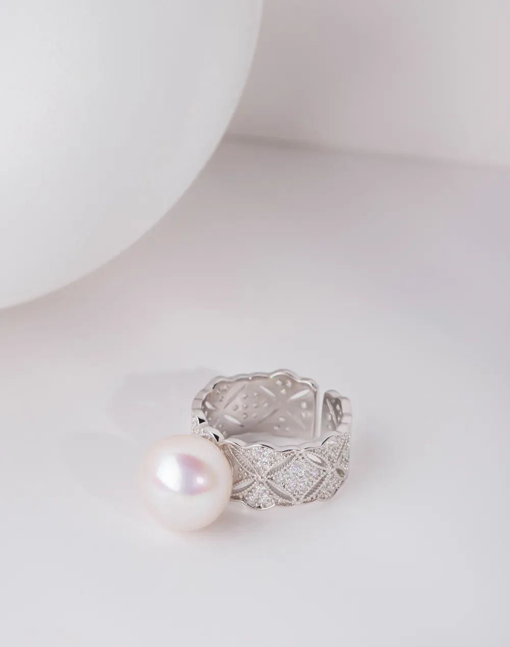 2024最新款戒指,探索小巷中的寶藏，2024最新款戒指