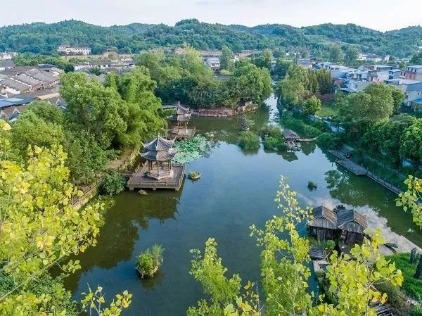 黃龍溪華僑城最新消息,黃龍溪華僑城最新消息，發(fā)展的雙刃劍效應(yīng)分析