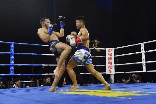 位寧輝最新比賽視頻，小巷深處的格斗與美食奇遇