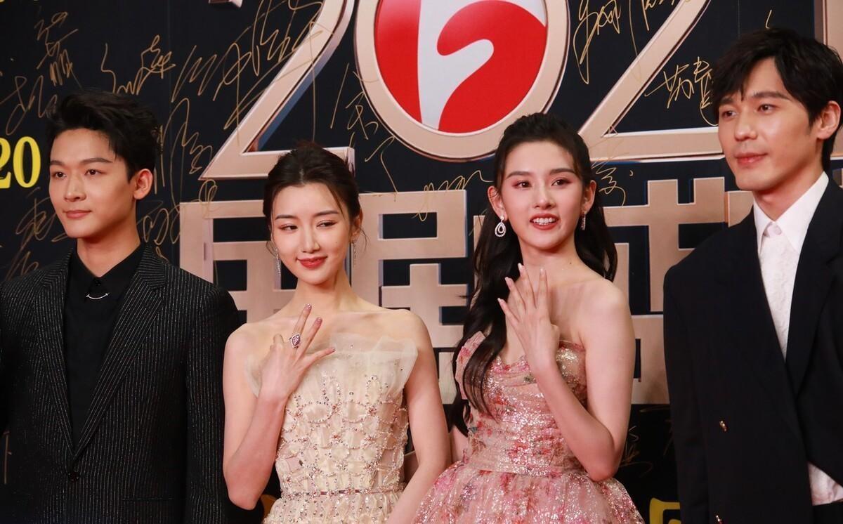 從陰影走向星光，自信力量引領(lǐng)下的黑皮膚女明星成長(zhǎng)之路