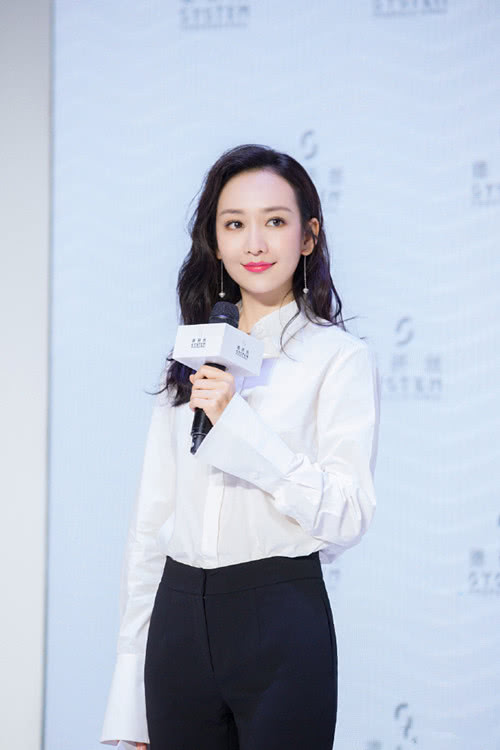 王鷗明星大偵探造型，自然美景中的心靈探索之旅