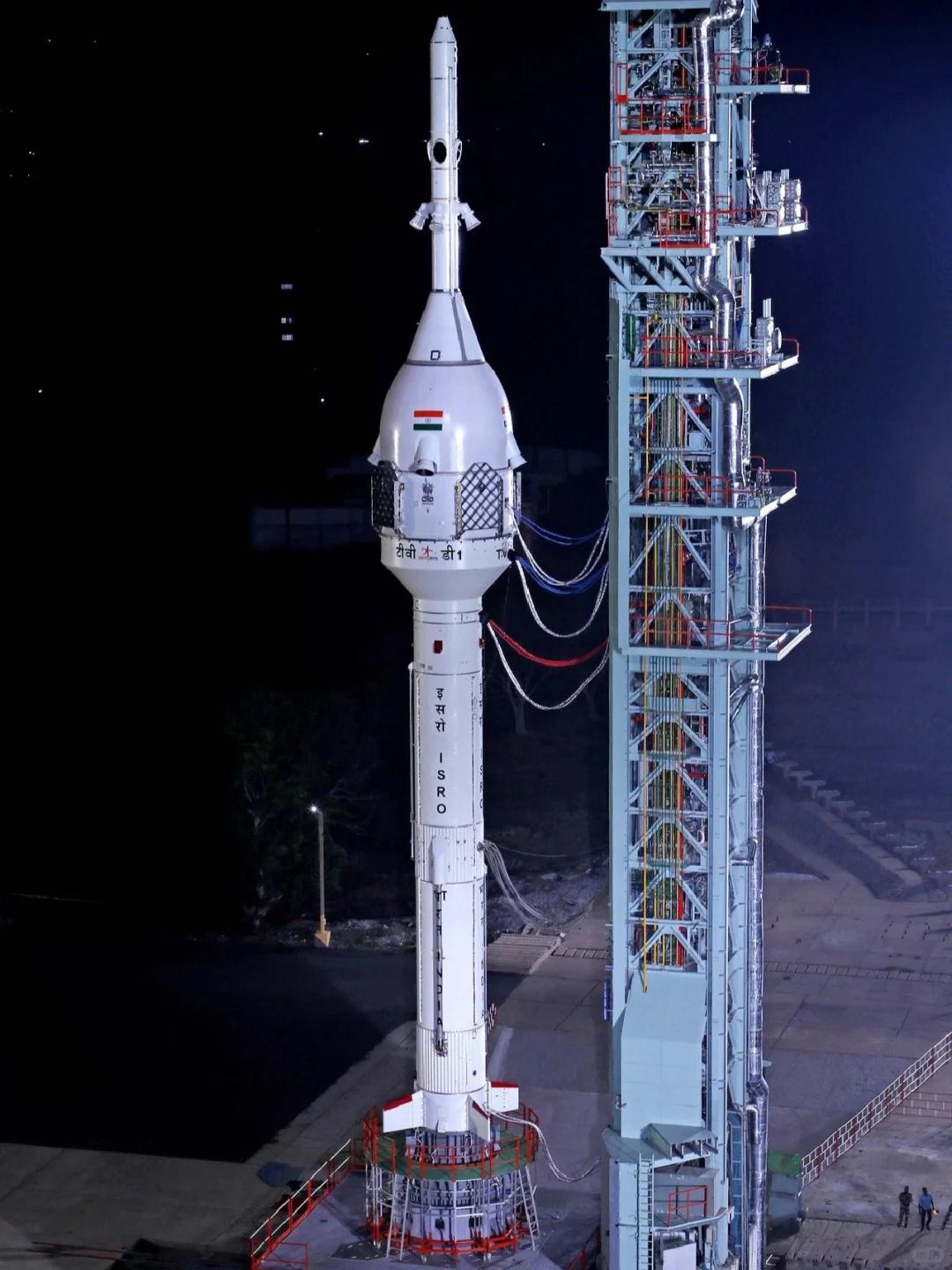 最新衛(wèi)星火箭，雙刃劍效應下的發(fā)展觀點解析