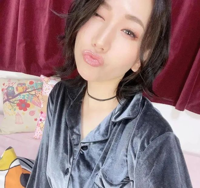 小巷深處的浪漫邂逅，佐山愛在愛情電影網(wǎng)中的故事