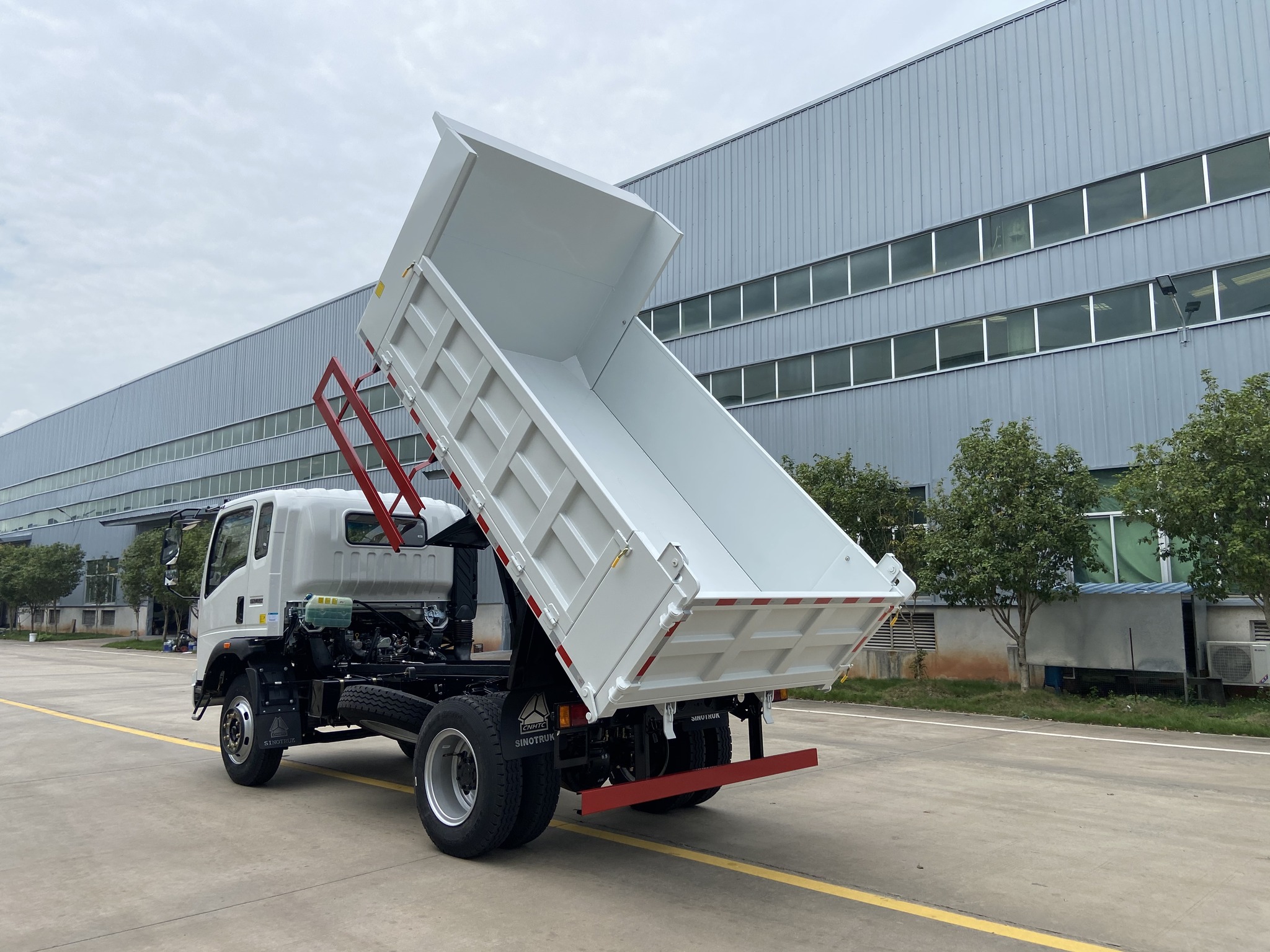 最新款自卸卡車，自然美景探索之旅的得力伙伴