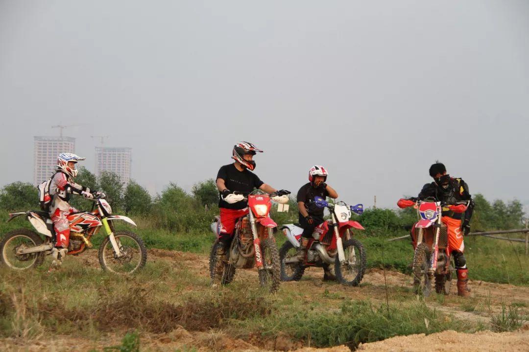 越野摩托車比賽，小巷中的熱血激情與神秘探險之旅