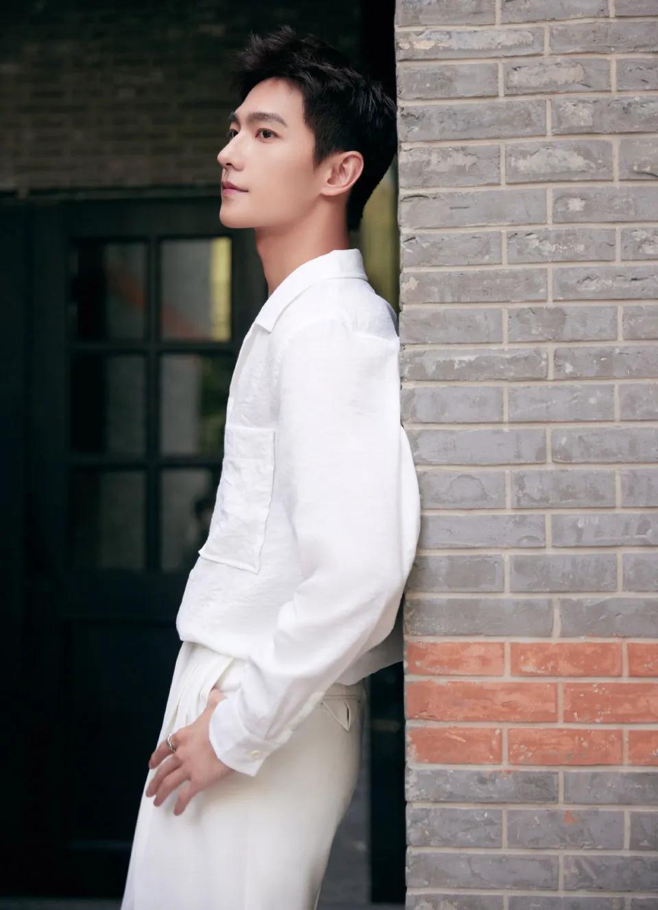 時尚套裝，自信與成就感的完美融合圖片展示