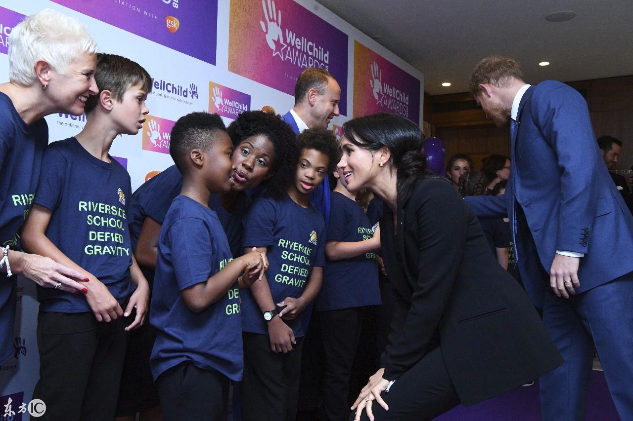 英國(guó)王妃凱特最新服裝引領(lǐng)時(shí)尚潮流，英倫風(fēng)尚再燃！