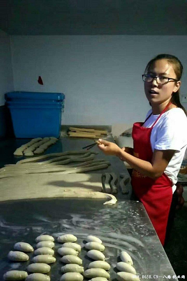 革新烘焙工藝，引領(lǐng)行業(yè)新潮流，最新烤面筋機(jī)亮相！