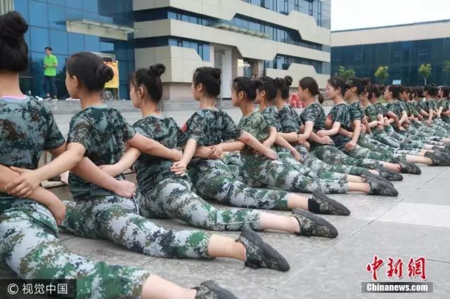 獨家揭秘，探索小巷深處的軍訓(xùn)新風(fēng)尚——2025軍訓(xùn)最新視頻亮相！