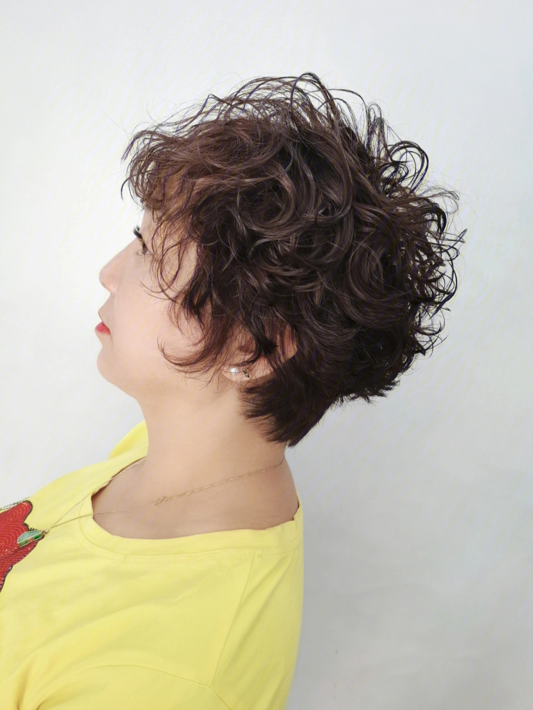 最新短發(fā)燙發(fā)造型，時(shí)尚界的火熱焦點(diǎn)！