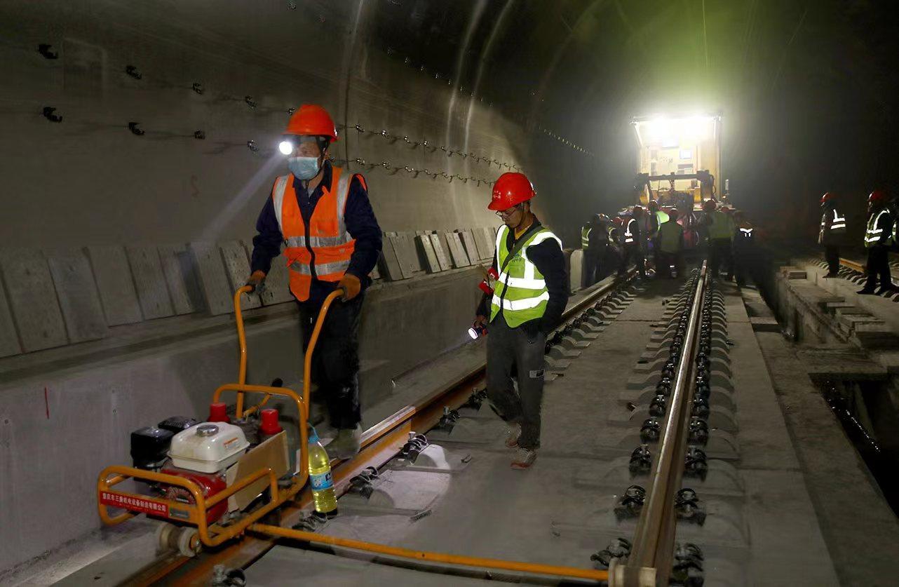 青藏高鐵，高原與繁榮的鋼鐵巨龍連接線