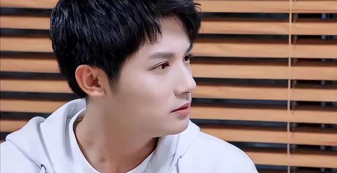 鄭業(yè)成最新行程揭秘，忙碌明星之旅的足跡